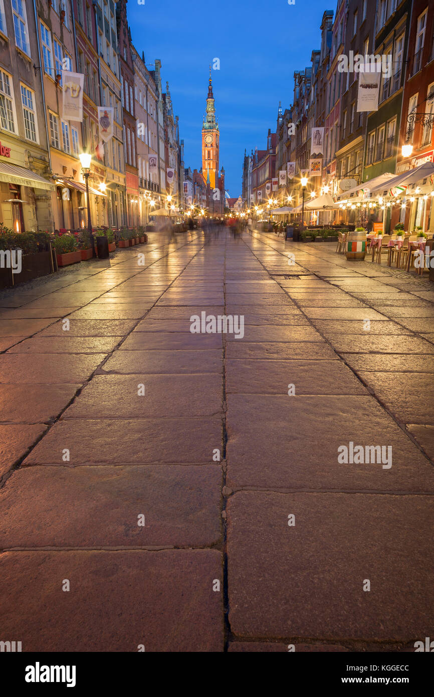 Anzeigen von Restaurants und dem Rathaus auf dem langen Weg an die Stadt (Altstadt) in Danzig, Polen beleuchtet, am Abend. Stockfoto