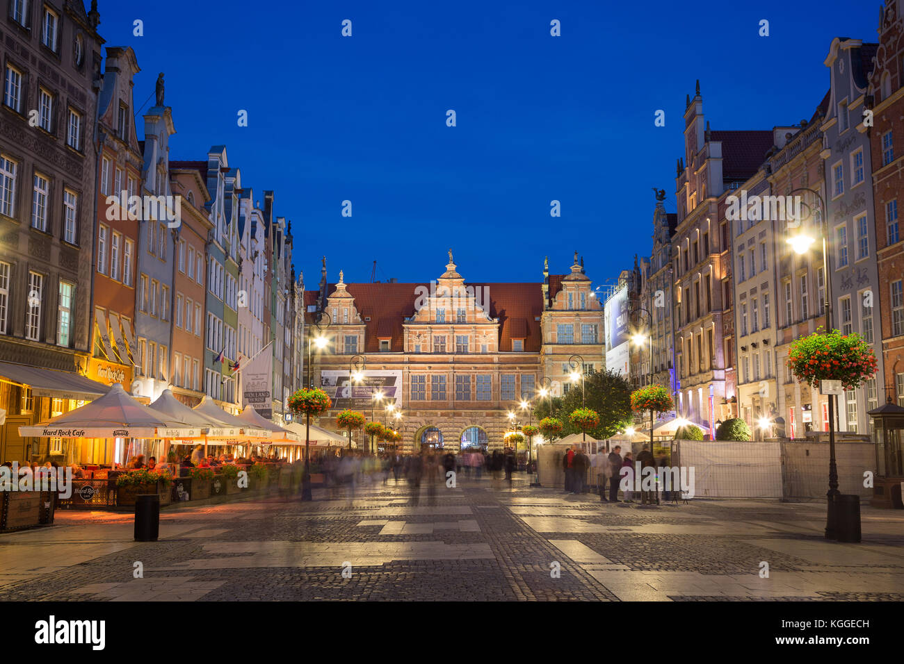 Anzeigen von Personen, Restaurants, Green Gate und andere alte Gebäude am Langen Markt, am Ende der Long Lane, an der Stadt (Altstadt) in Danzig, in der Dämmerung. Stockfoto