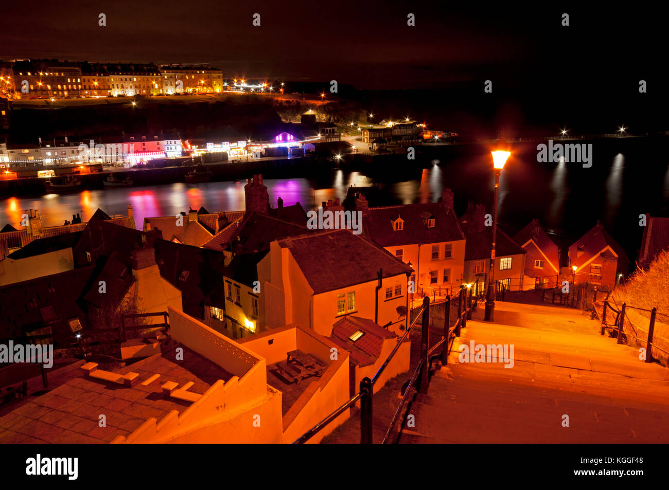 Nacht leuchten auf der 199 Schritte, Whitby Hafen an der Küste von North Yorkshire. Stockfoto