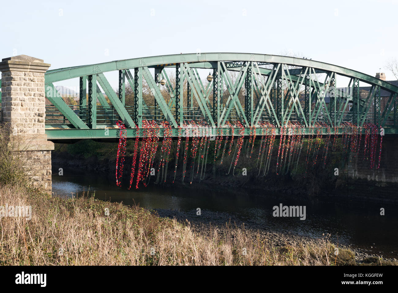 Strings aus Gewirken aus Wolle Erinnerung Mohn von Fatfield Brücke, Washington, England, Großbritannien Stockfoto