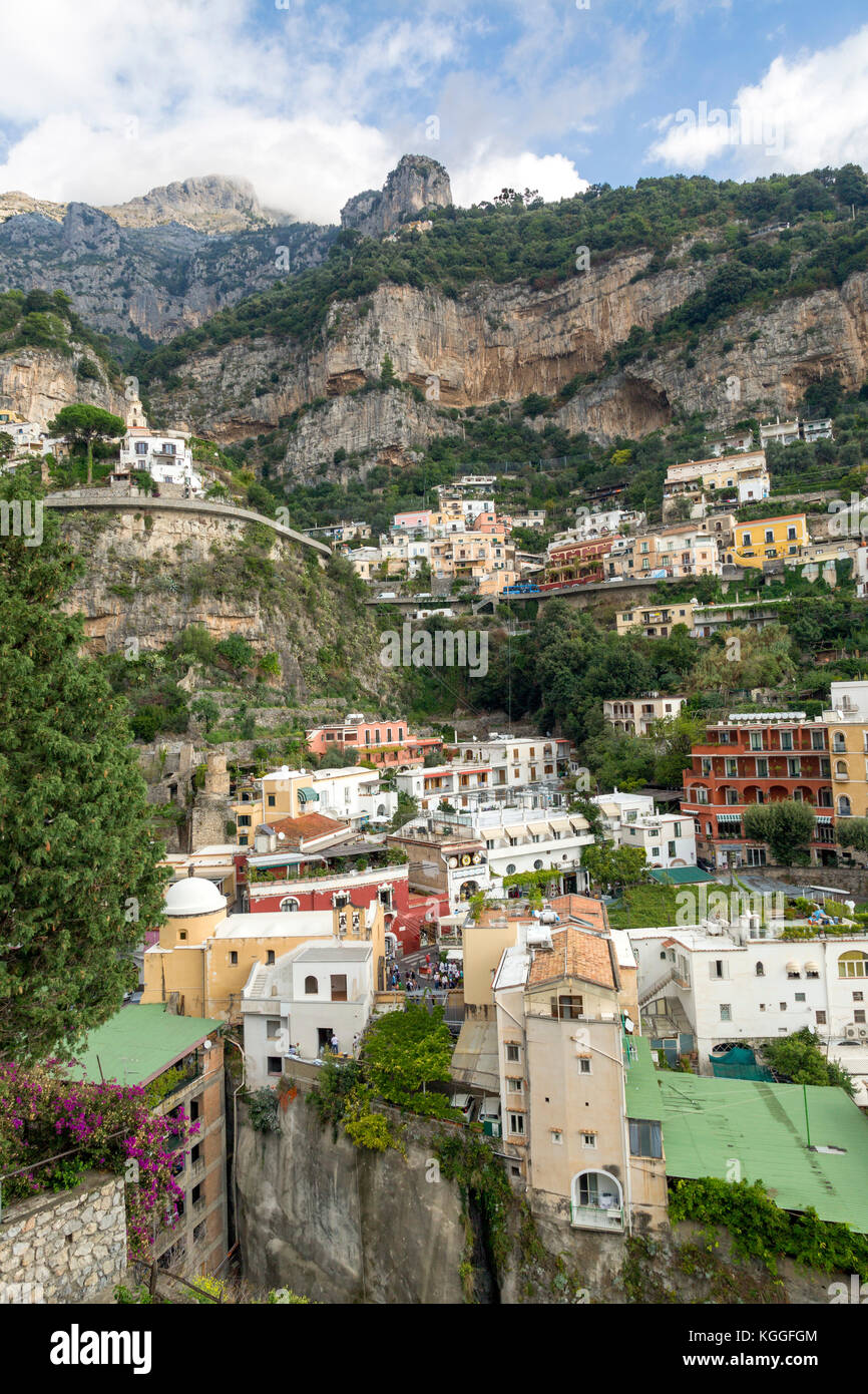Bunte Häuser und Geschäfte klammern sich an den Klippen in Positano, Italien. Ein beliebtes Touristenziel, entlang der berühmten Amalfiküste Straße. Stockfoto