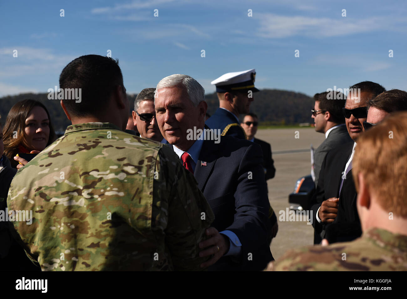 Vice President Mike Pence trifft mit 193 Special Operations Wing Piloten und ihre Familien Nov. 4, 2017, am 193. SOW, Middletown, Pennsylvania. Stockfoto