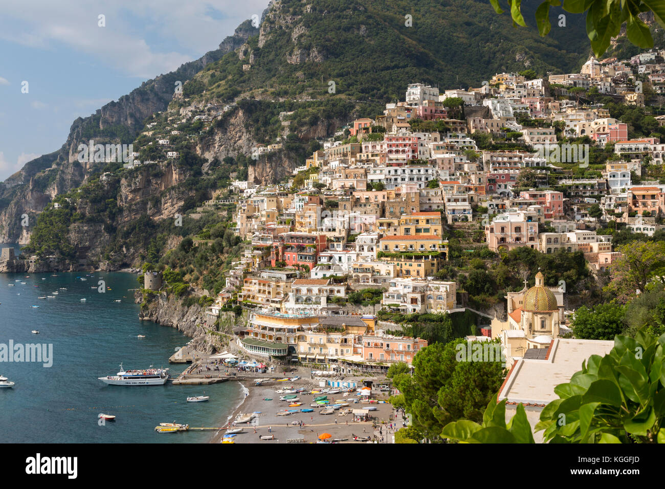 Hügel von Haushalten und Unternehmen in Positano in Italien. Stockfoto