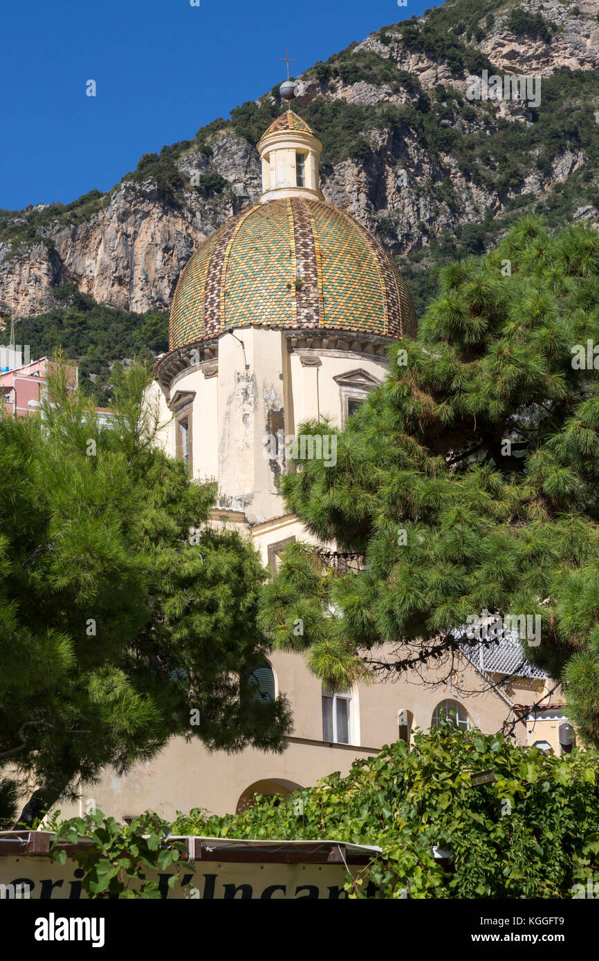 Majorlica gefliesten Kuppel der Kirche Santa Maria Assunta in Positano, Italien an der Amalfi Küste. Stockfoto