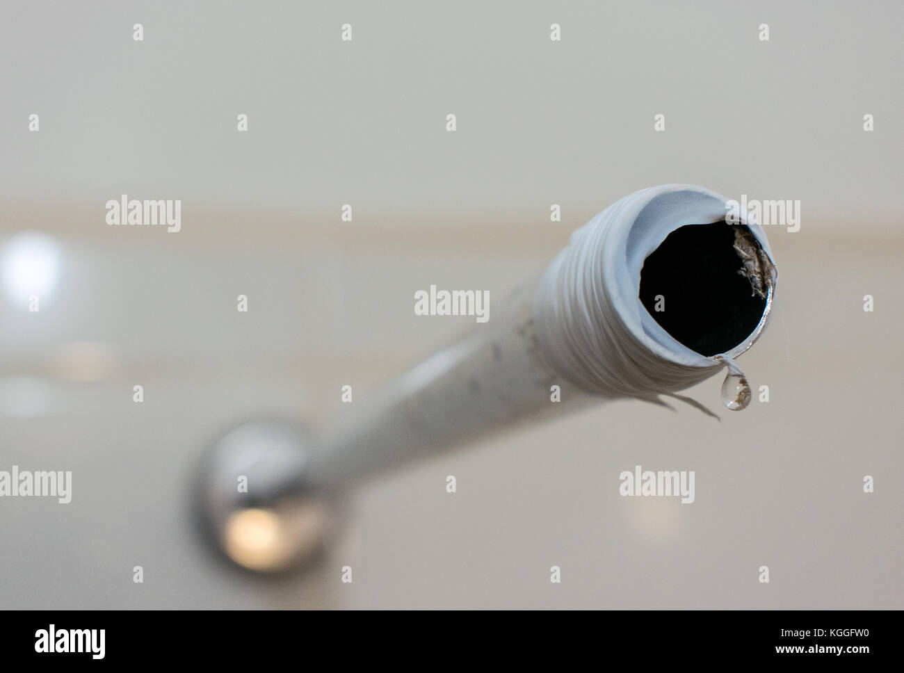 Wasser in der Dusche an der Wand befestigt, mit einem Wassertropfen, die herauskommen und Gewindedichtmittel Teflonband Stockfoto