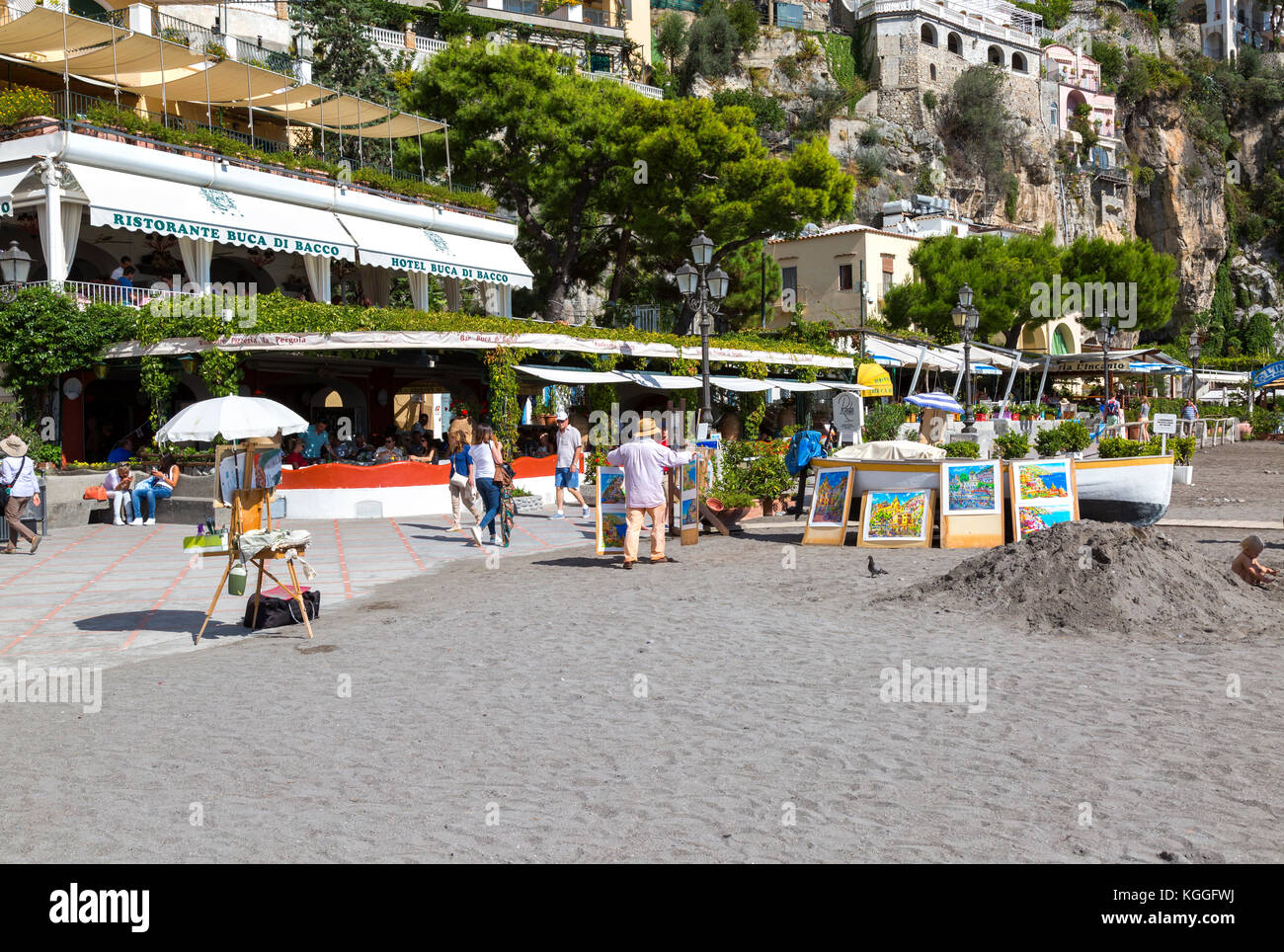 Artist legt Arbeit für Verkauf, am Strand von Positano, Italien. Stockfoto