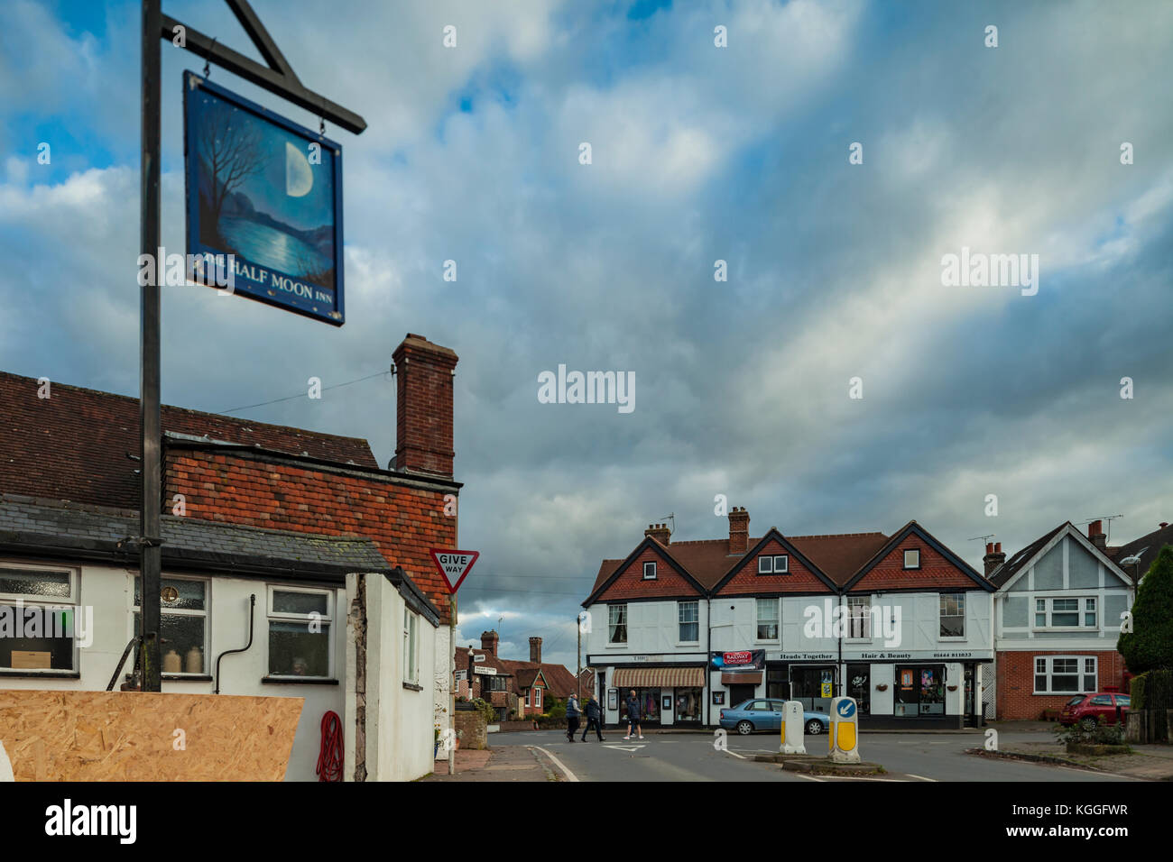 Moody Herbstnachmittag im balcombe Village, West Sussex, England. Stockfoto