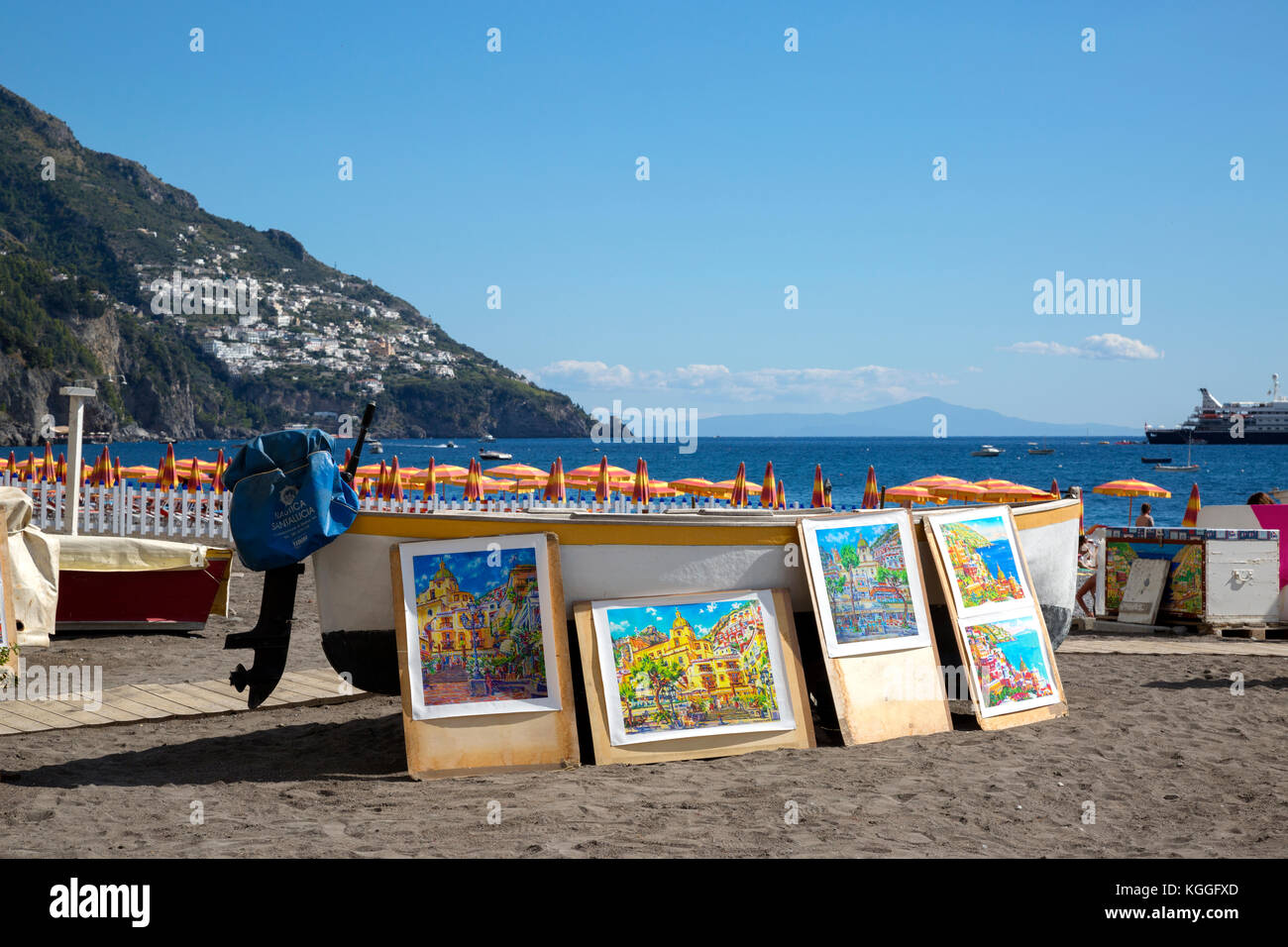 Kunst zum Verkauf gegen ein Boot auf den Strand von Positano, Italien angezeigt Stockfoto