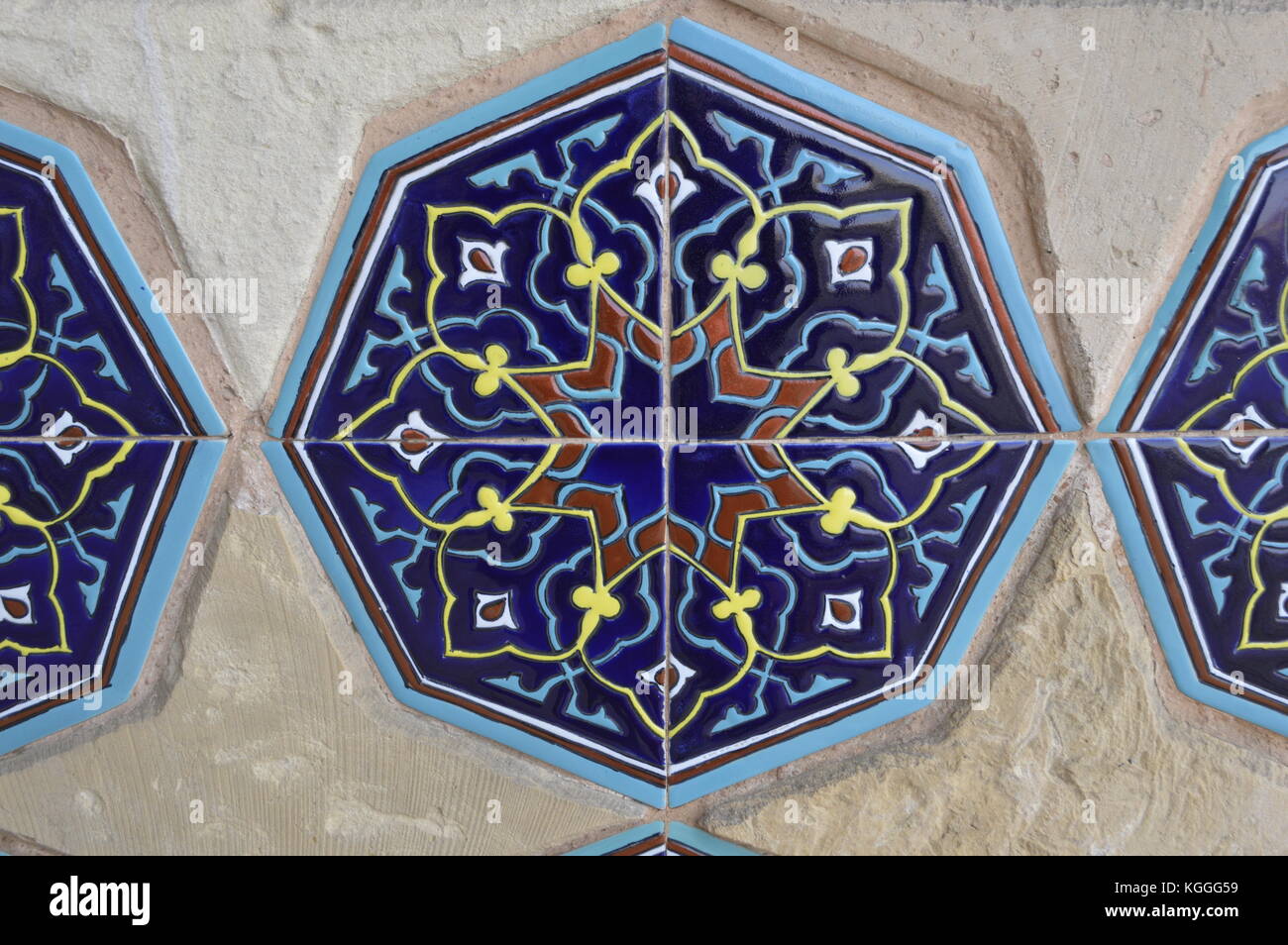 Dekorative Fliesen auf dem Mausoleum in der Seidenstraße Stadt Turkestan, Kasachstan. Islamische geometrische Muster. Stockfoto