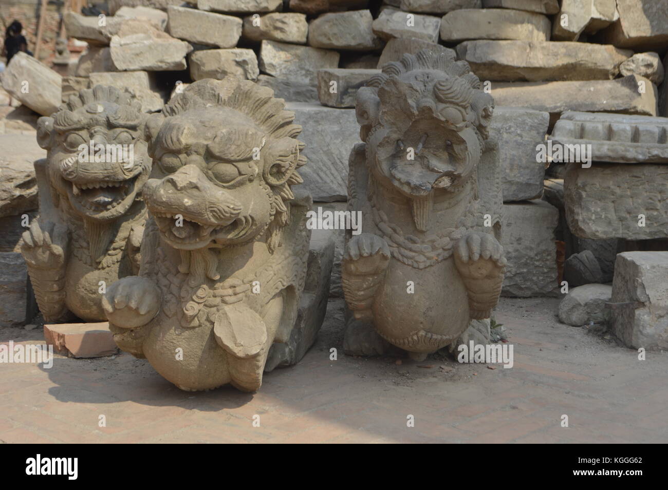 Newari Steinschnitzerei Skulptur von 3 Drachen in Bhaktapur, Nepal. Nach dem Erdbeben. Stockfoto