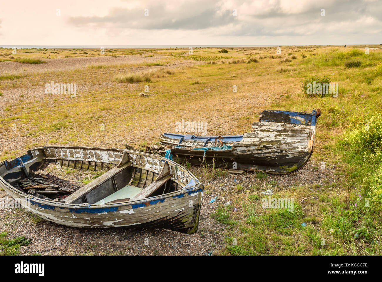 Alte Fischerboote in einer Küstenlandschaft in der Nähe des Dorfes Kessingland in East Anglia, England. Stockfoto