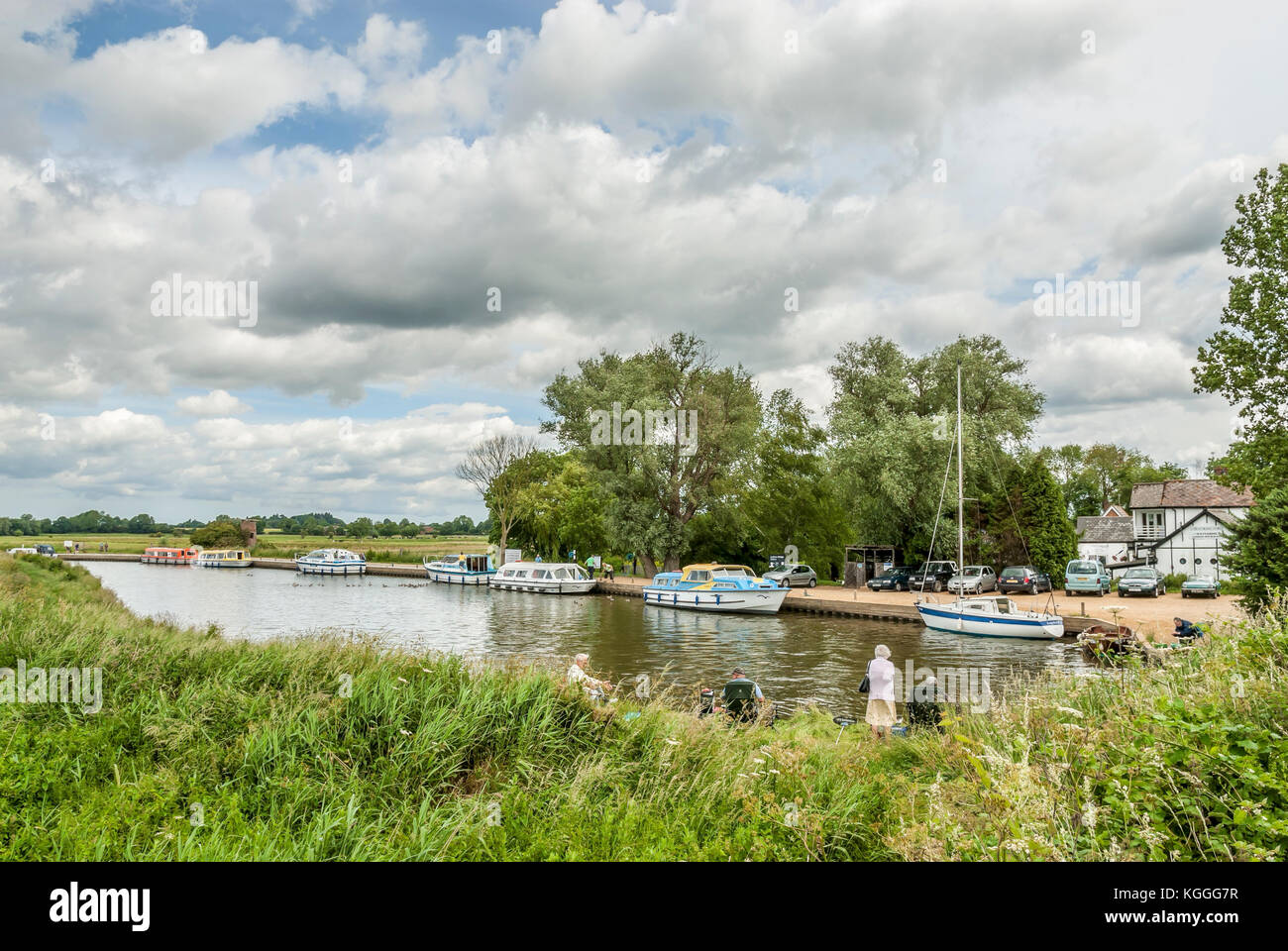 Boote in den Broads an der Ludham Bridge in Norfolk und Suffolk, England, Großbritannien Stockfoto