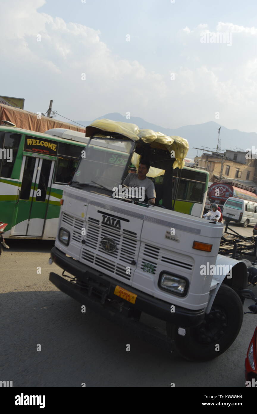 Weißer TATA-LKW ohne Dach fährt im Kathmandu-Verkehr, Nepal. Dachlos. Stockfoto