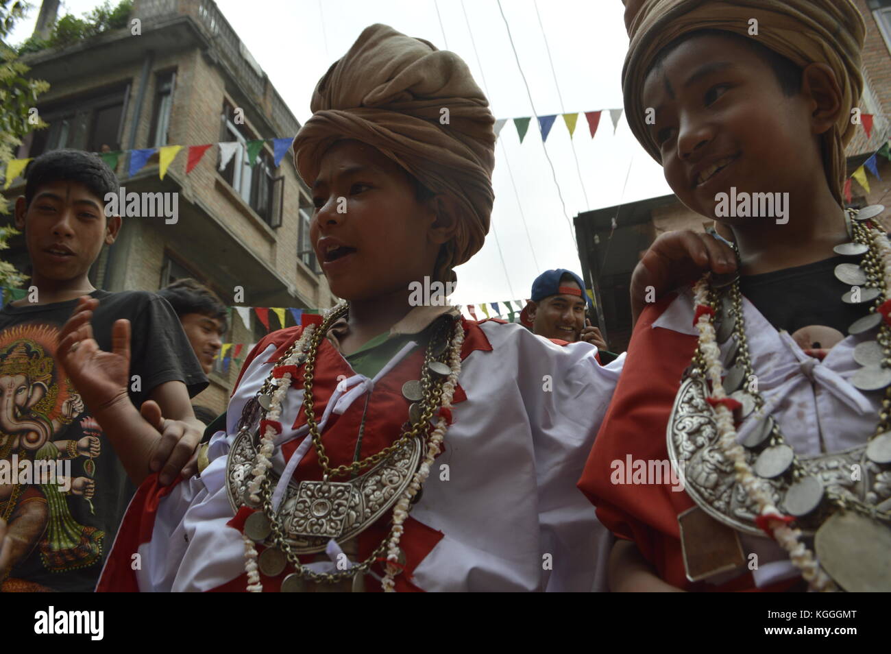 Kleine Götter, Kinder mit hindu-schwarzem Streifen auf der Stirn. Jatra-Festival mit Tiersacifice in Panauti, Nepal. Junge, der den Arm gottes hält. Stockfoto