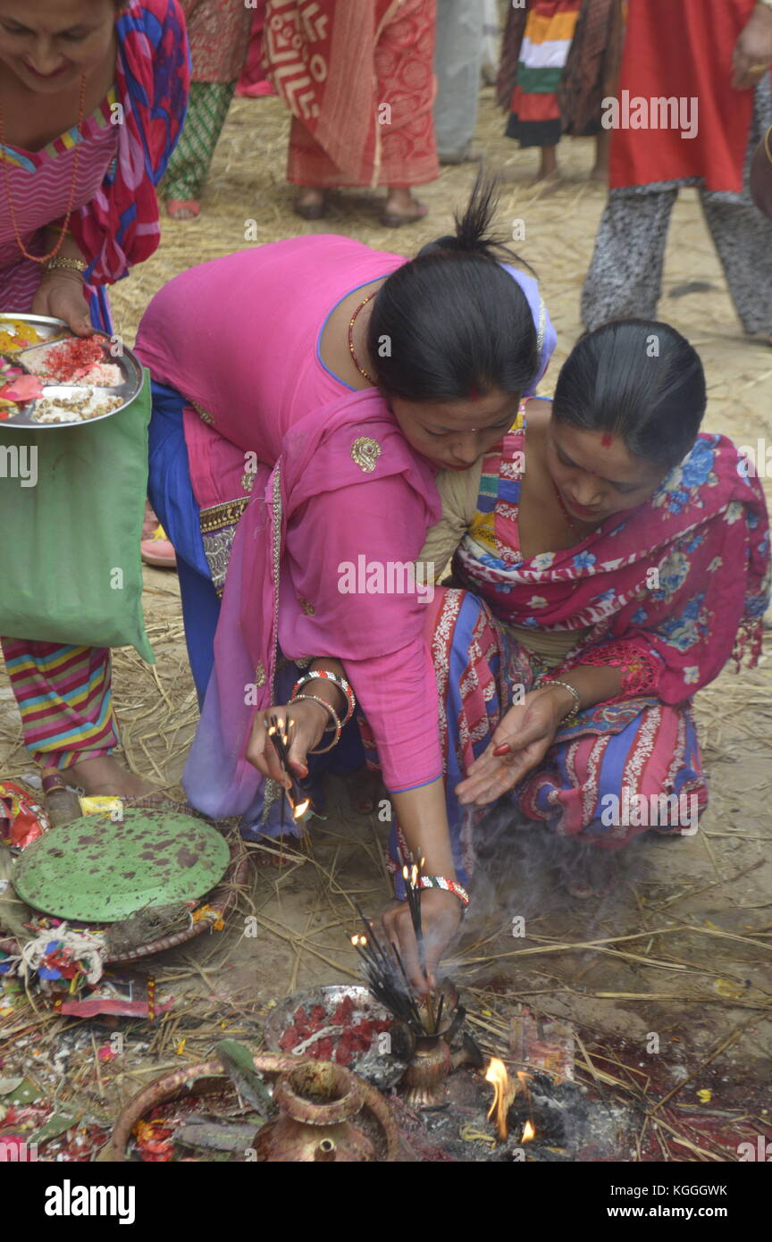 Nepalesische Frauen bieten den Göttern während des Jatre-Festivals in Panauti, Nepal, Anreize und Nahrung an. Stockfoto