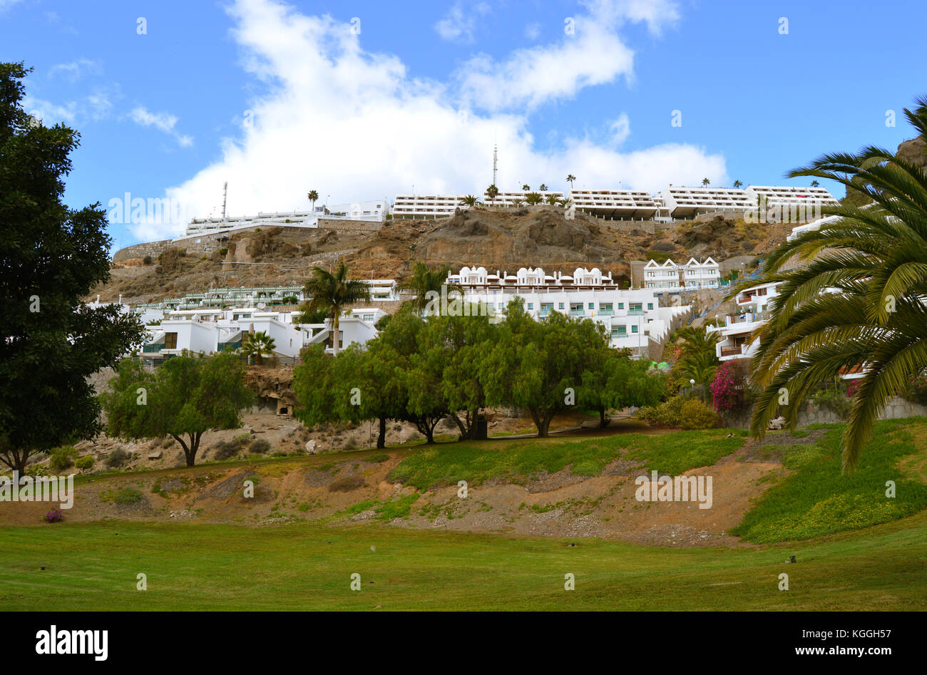 Apartments und Hotels schmücken einen Hügel in einem Park in Puerto Rico Gran Canaria, Kanarische Inseln Spanien. Stockfoto