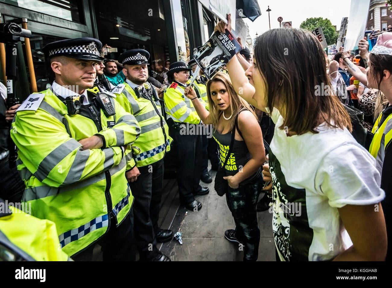 Vegan Aktivisten belagert eine McDonalds Restaurant in Whitehall London während ein Tier rechte Protest Demonstration Kundgebung März. Polizei Cordon an Stelle Stockfoto