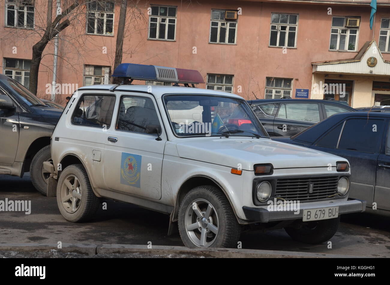 Russischer Ex-sowjet-Wagen lada niva, unzerbrechlich. Einfach zu reparieren. Bild aufgenommen in Kasachstan. Kasachisch. Polizeiauto. Stockfoto