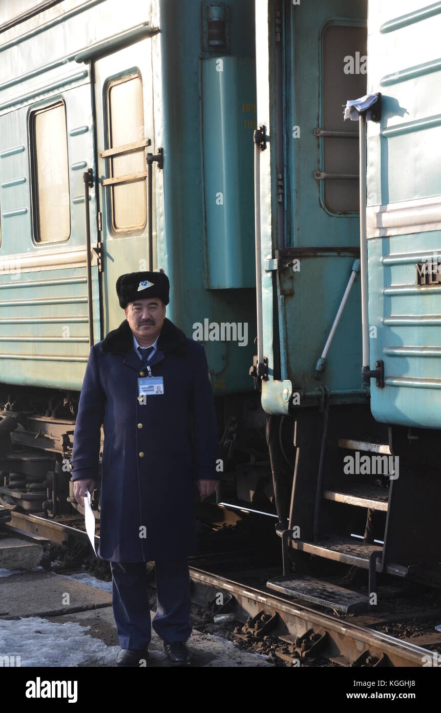 Kasachische Zugbegleiter, prodwodnik, mit goldenem Zahn und uschanka Pelzhut. Trainieren Sie im Winter in Kasachstan. Eiskalt. -13 fahrenheit, -25 Celcius. Stockfoto