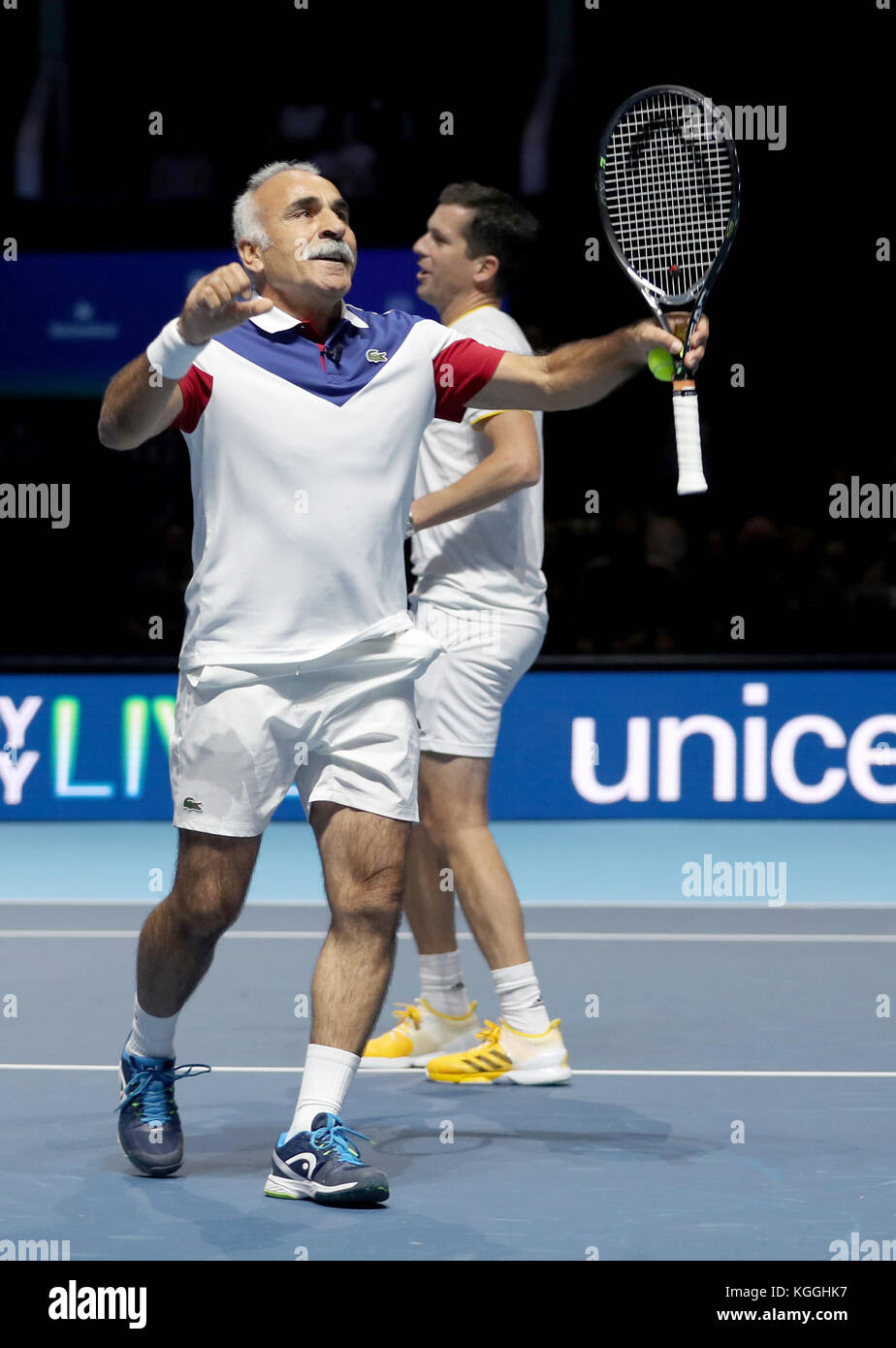 Mansour Bahrami (links) und Tim Henman während des Andy Murray Live Events im SSE Hydro, Glasgow. Stockfoto