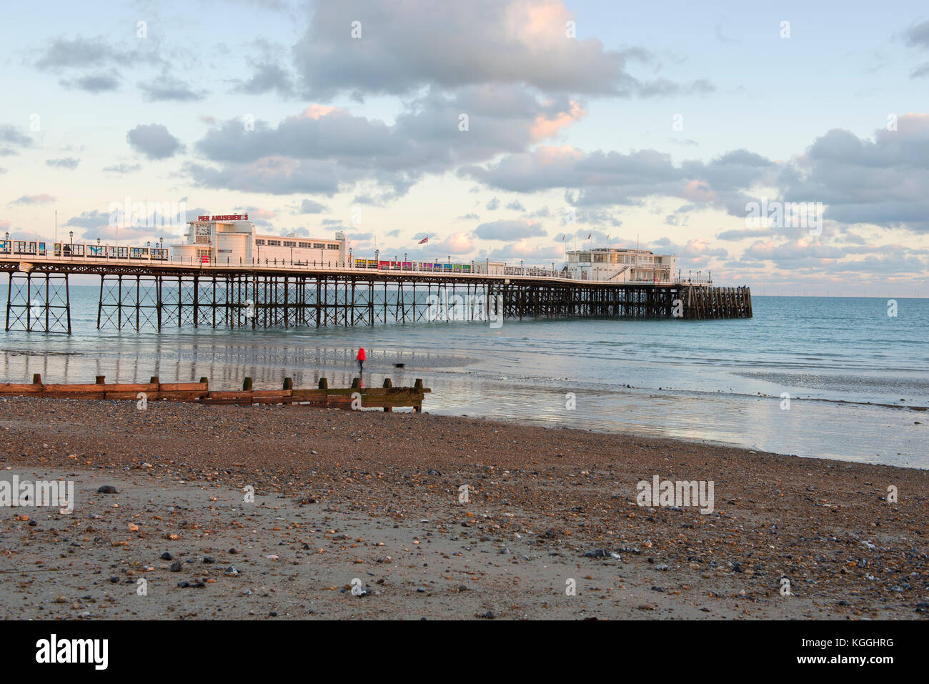 Worthing Pier bei einer fallenden Flut an einem Novembernachmittag, West Sussex, England, Großbritannien Stockfoto