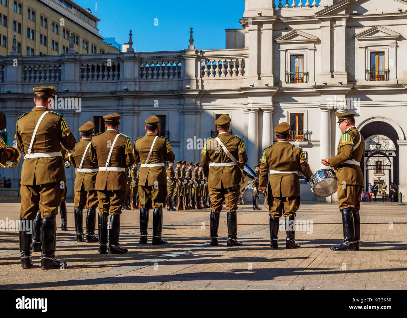 Die Wachablösung im La Moneda Palace, Plaza de la Constitucion, Santiago, Chile Stockfoto