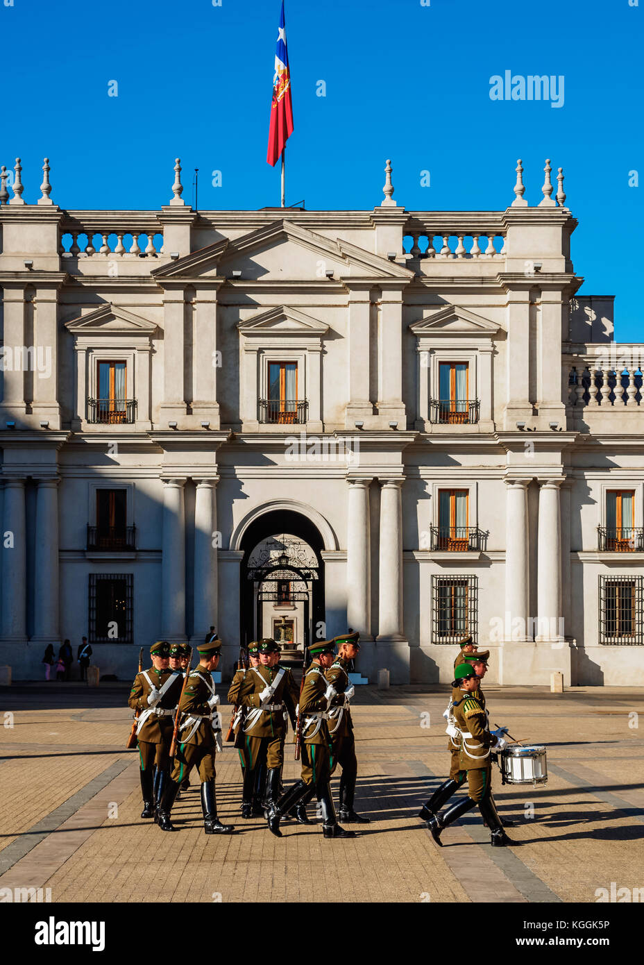 Die Wachablösung im La Moneda Palace, Plaza de la Constitucion, Santiago, Chile Stockfoto