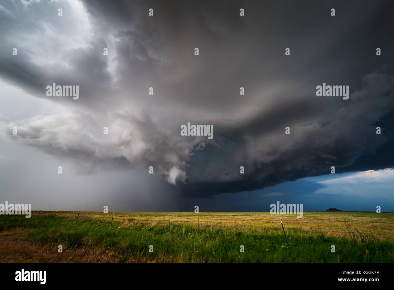Supercell-Gewitter mit dramatischen, dunklen Wolken Stockfoto