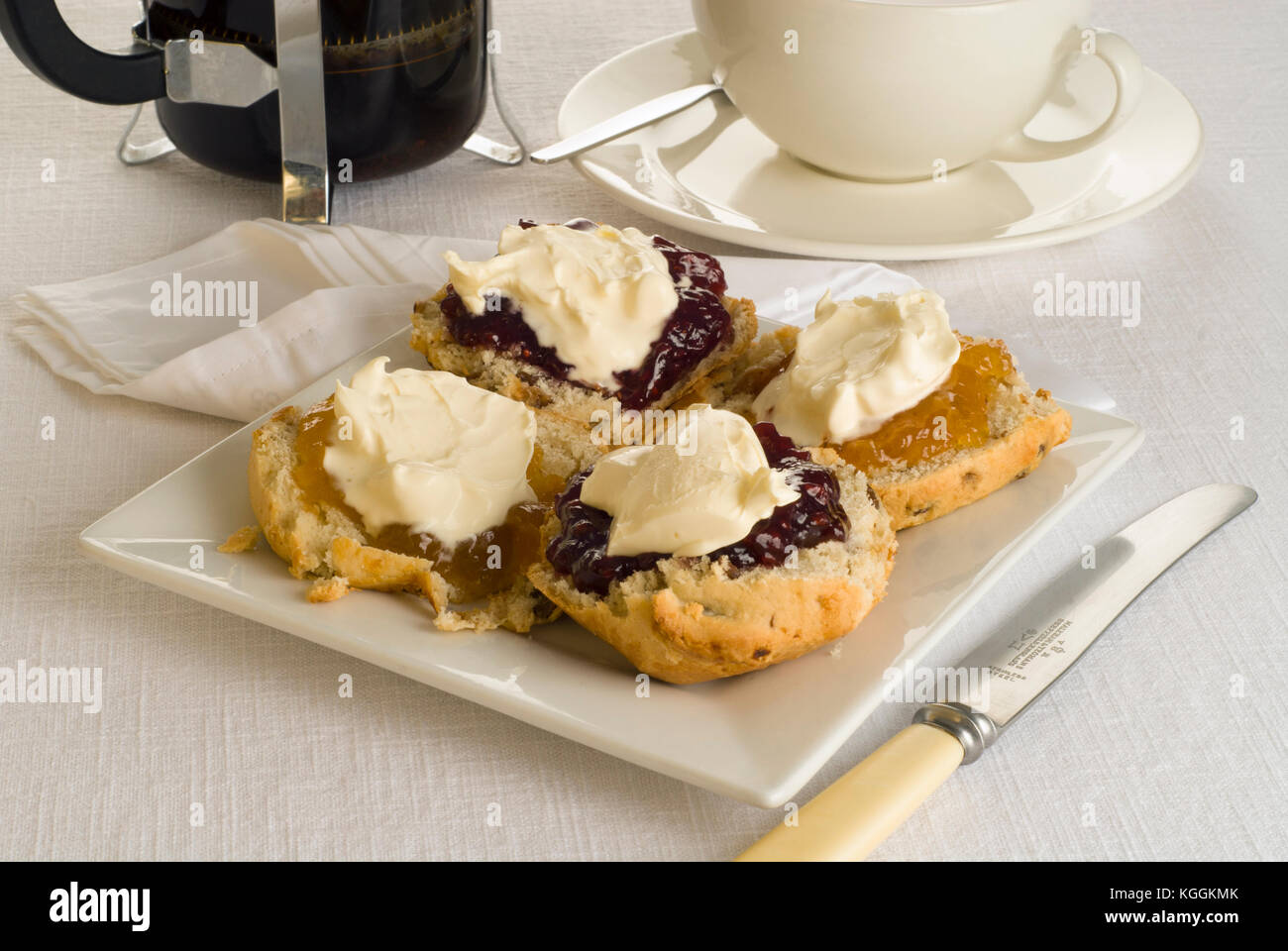 Einen traditionellen englischen Afternoon Cream Tea mit Scones, Marmelade und Cornish Clotted Cream Stockfoto
