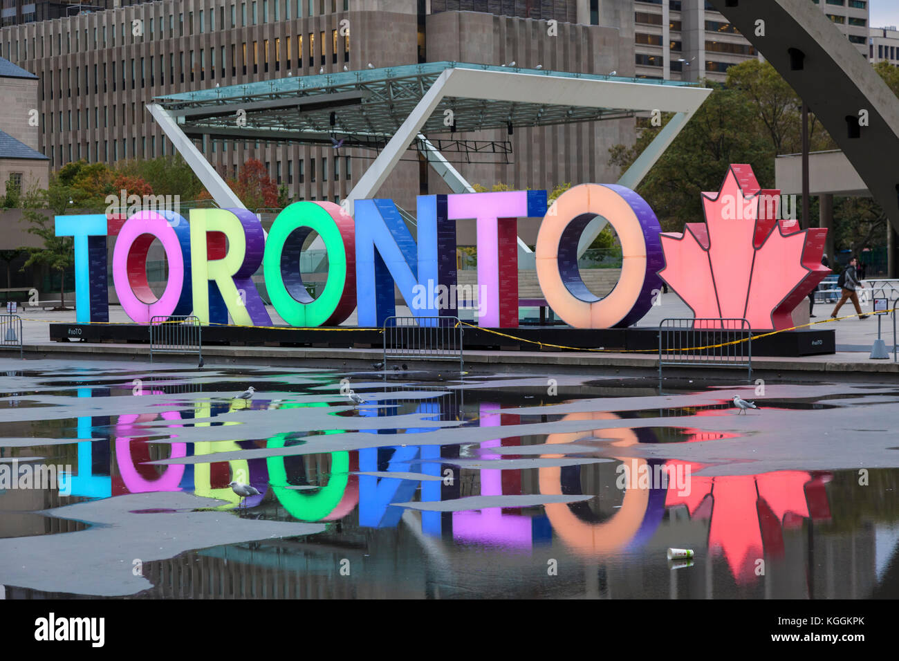 Toronto, Kanada - 11.Oktober 2017: Bunt beleuchtete Toronto Schild am Nathan Phillips Square in Toronto, Kanada Stockfoto