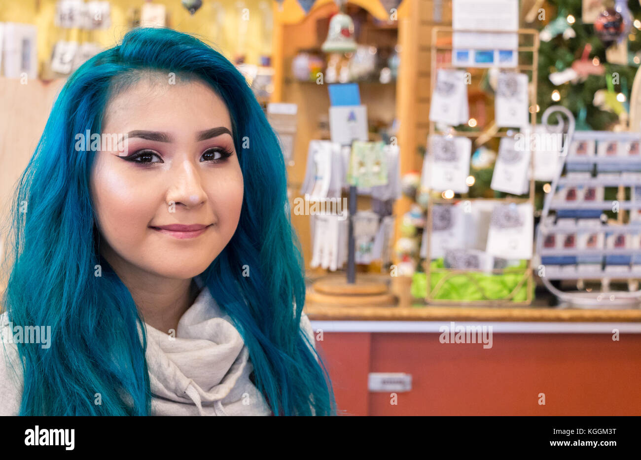 Anchorage, Alaska, USA - August 4th, 2017: Porträt der jungen Frau mit blauen Haaren und arbeitet als Verkäufer in einem Souvenirs in Anchorage, Alaska. Stockfoto