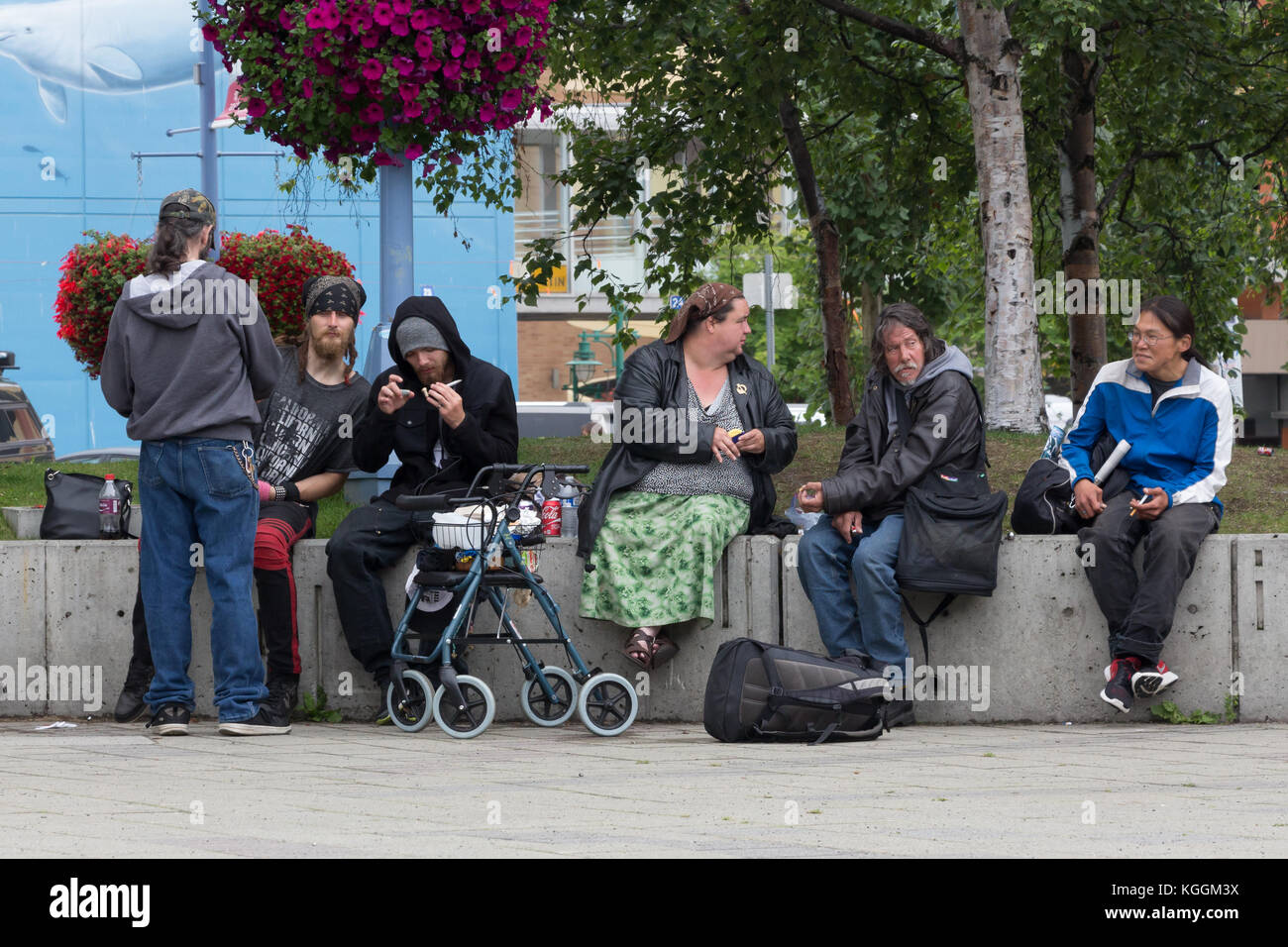 Anchorage, Alaska, USA - August 4th, 2017: Hippies und lokalen Einwohnern eine Pause am Town Square Park in Anchorage, Alaska. Stockfoto