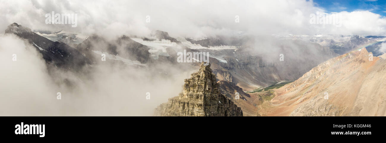 Wild Mountain Szene mit misty Wolken Stockfoto