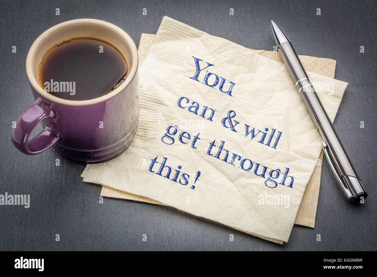 Sie können und werden durch sie erhalten - positive Handschrift auf eine Serviette mit Tasse Kaffee gegen grauen Schiefer Hintergrund Stockfoto