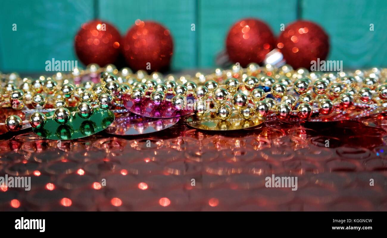 Weihnachten oder Hintergrund, rote und goldene Weihnachten Ornamente Stockfoto