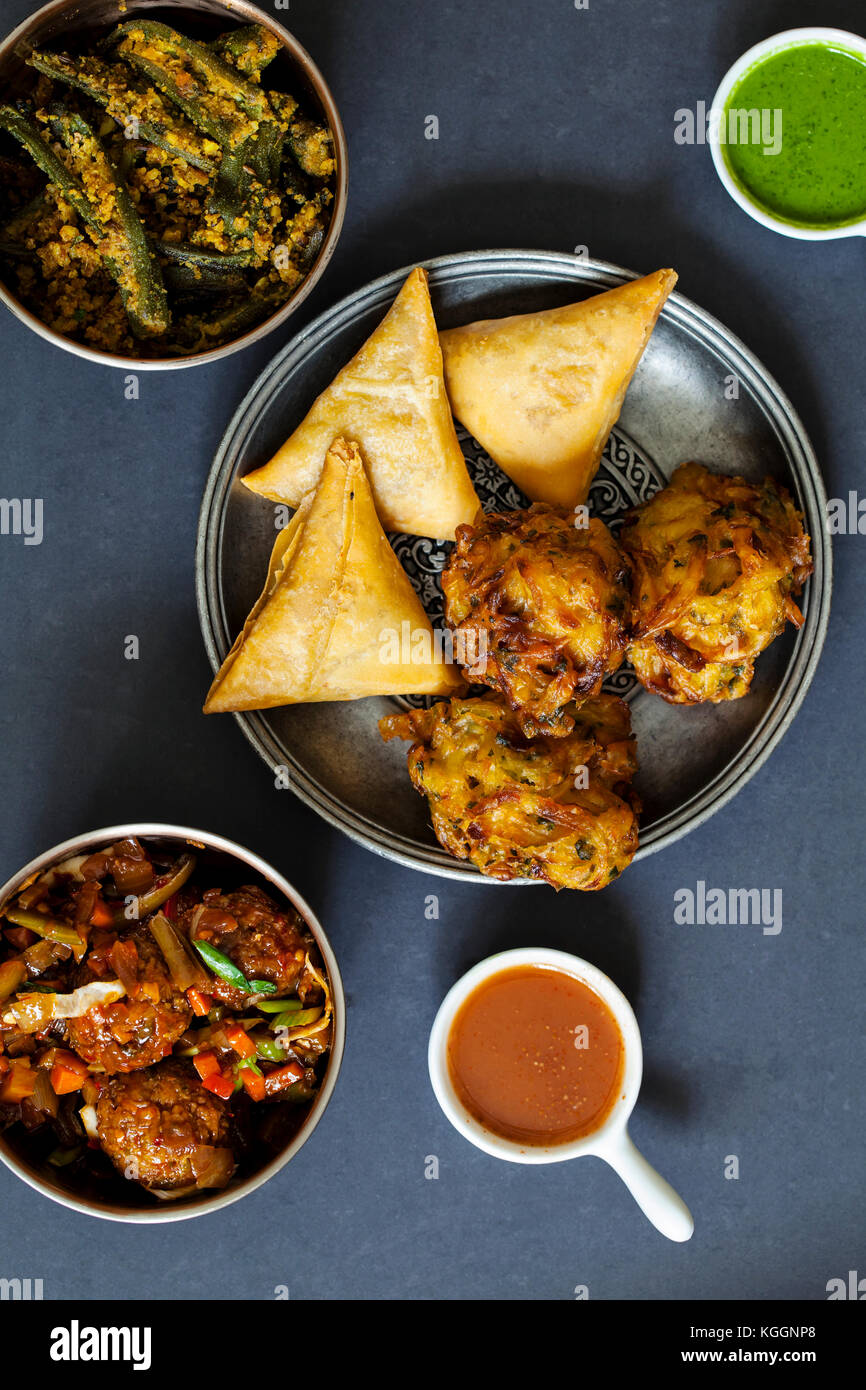 Auswahl indischer Gerichte: Samosas, Zwiebel Bhaji, manchurian Kugeln und Okra Stockfoto
