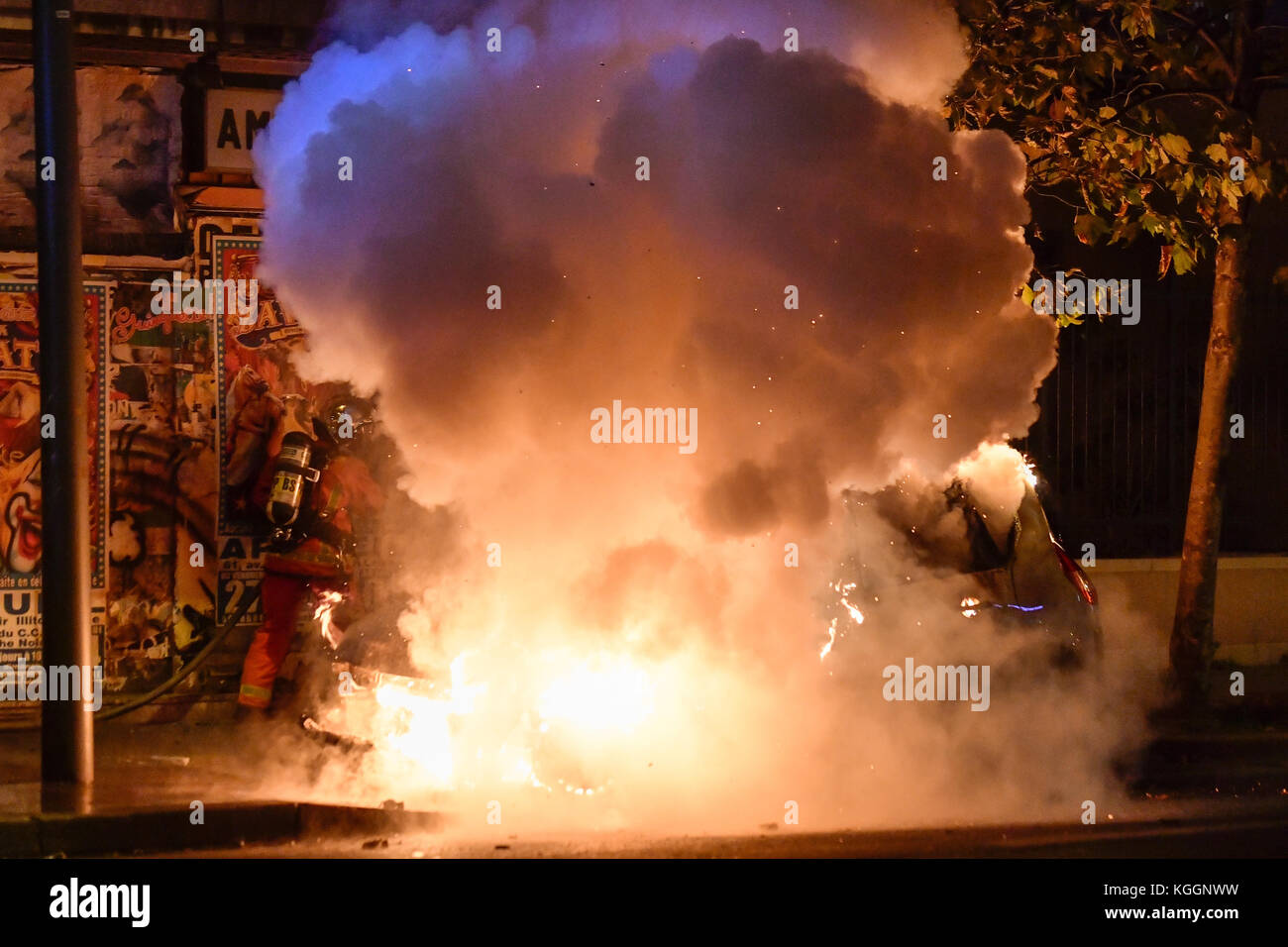 Julien Mattia / Le Pictorium - Auto in Brand - 08/11/2017 - Frankreich / ? haut de seine ? / Malakoff - Pariser Feuerwehrleute löschen in Malakoff ein verbranntes Auto aus. Unbekannter Ursprung der Motorbrand bedroht ein verlassenes Gebäude, wodurch der Brand in Paris nach dem Löschen des Feuers in das Gebäude eingreift. Stockfoto