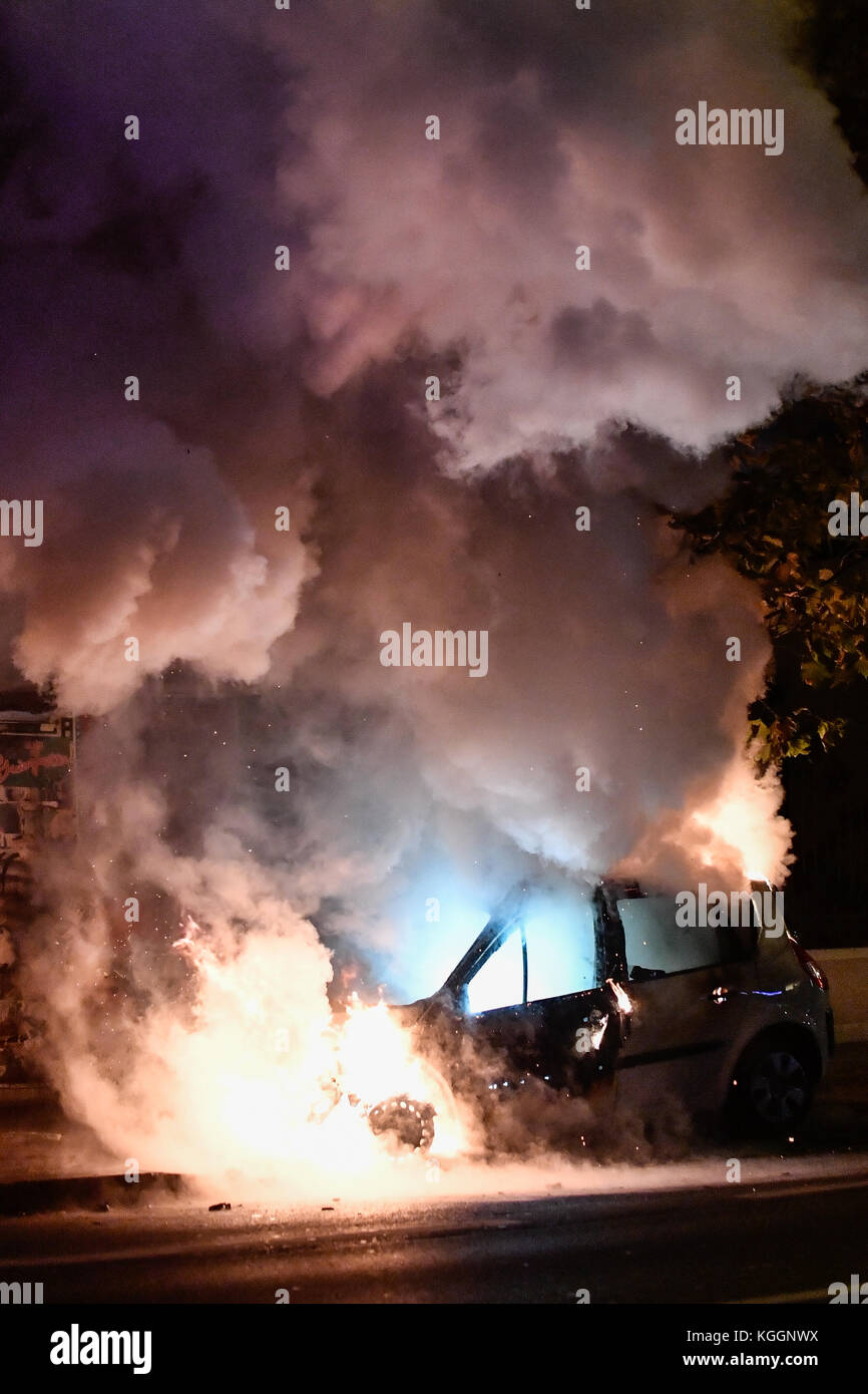 Julien Mattia / Le Pictorium - Auto in Brand - 08/11/2017 - Frankreich / ? haut de seine ? / Malakoff - Pariser Feuerwehrleute löschen in Malakoff ein verbranntes Auto aus. Unbekannter Ursprung der Motorbrand bedroht ein verlassenes Gebäude, wodurch der Brand in Paris nach dem Löschen des Feuers in das Gebäude eingreift. Stockfoto