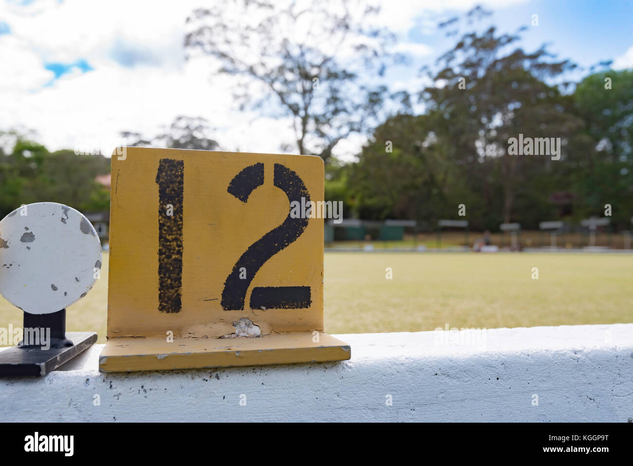 Die Zahl zwölf Lane Marker für einen Rasen Bowling Green im Gordon Bowling Club in Sydney, Australien gerade vor dem Club die Schließung im Dezember 2017 Stockfoto