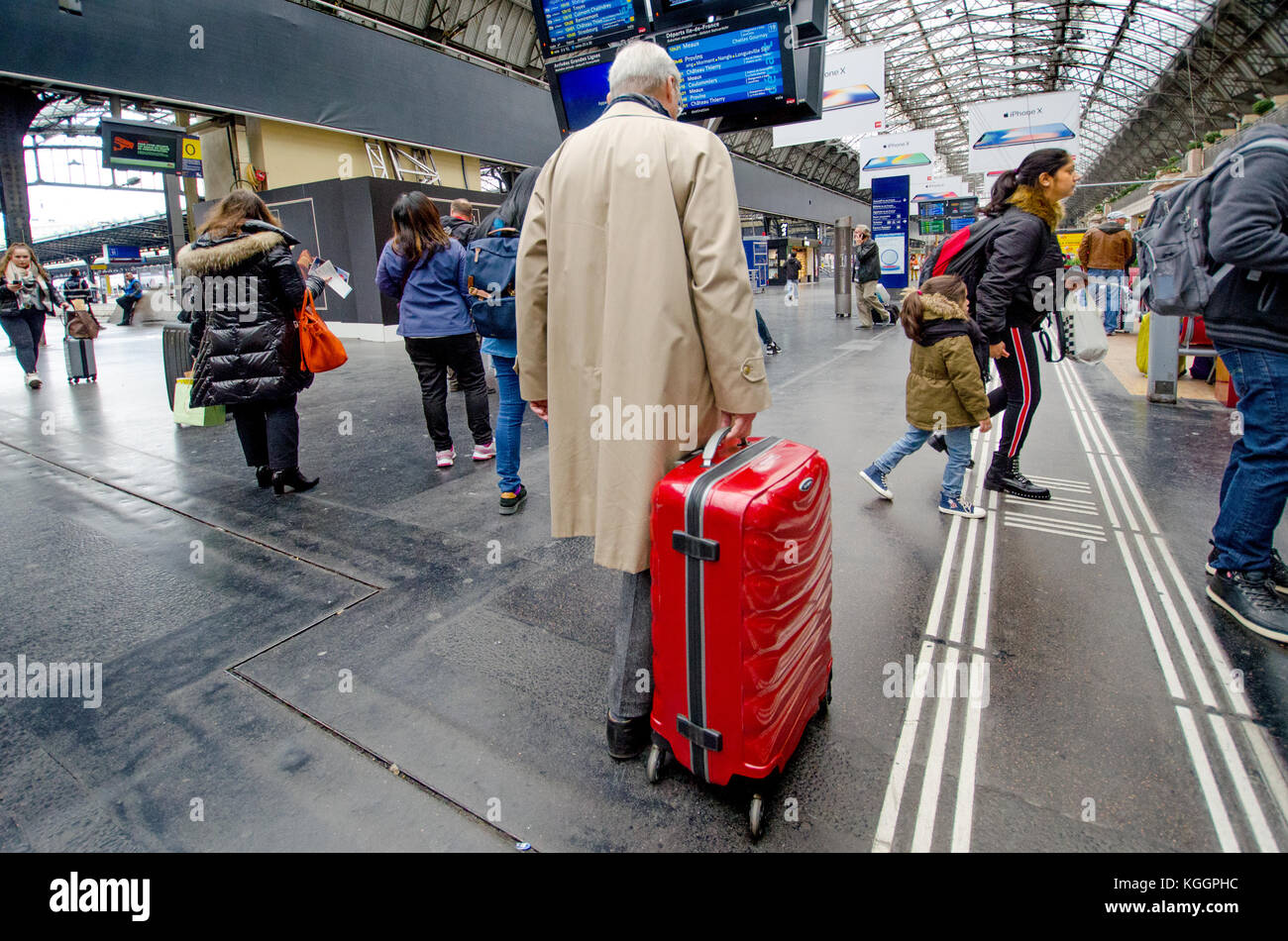 Paris, Frankreich. Mann mit einem Koffer mit Rädern in Gare de L'Est Stockfoto