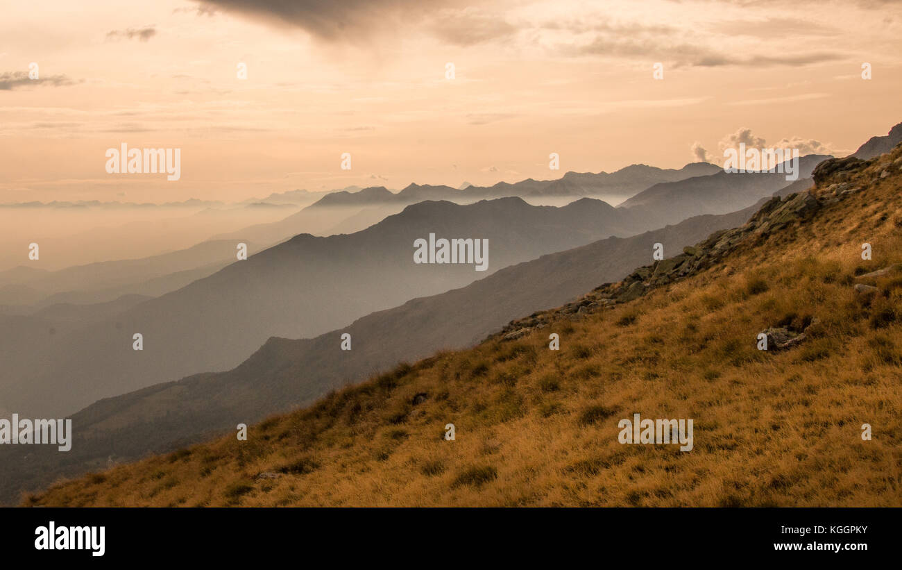 Berg Schichten Herbst anzeigen Alpen des Piemont Piemont Italien Canavese Bella Dormiente Stockfoto