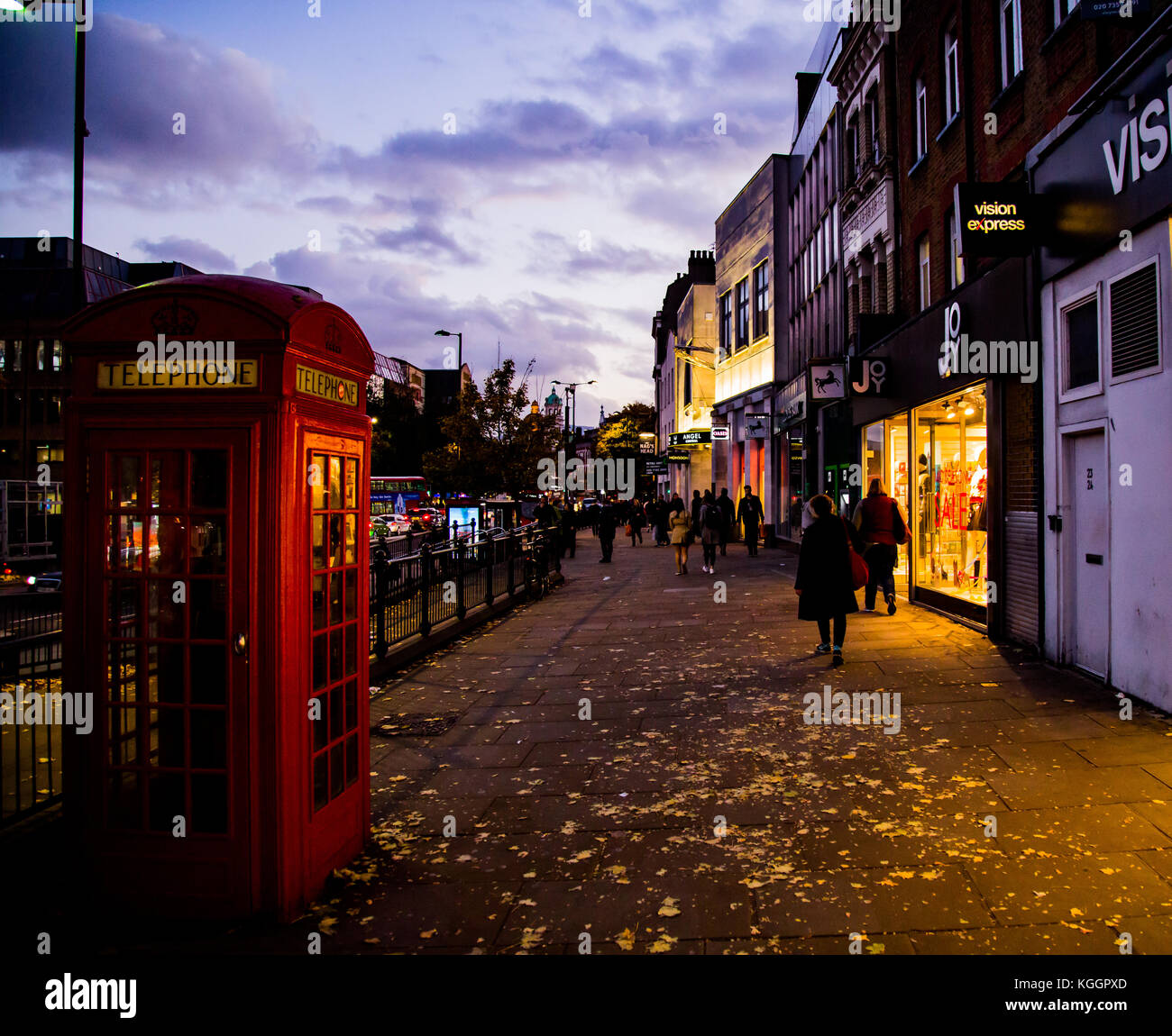 Rote Telefonzelle auf Upper Street islington am Abend Stockfoto