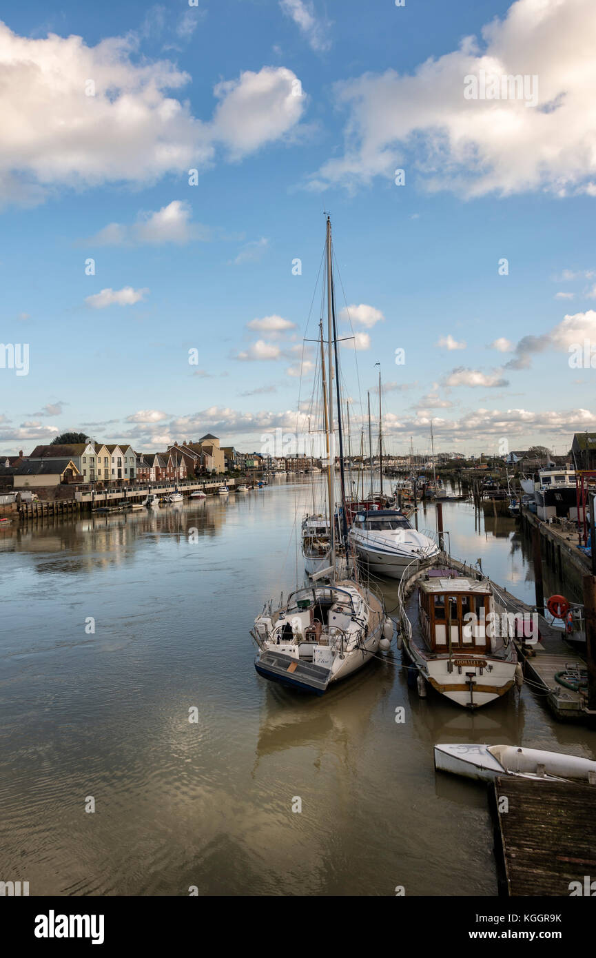 Anzeigen von Littlehampton auf dem Fluss Arun mit Riverside Häuser und Boote. Stockfoto