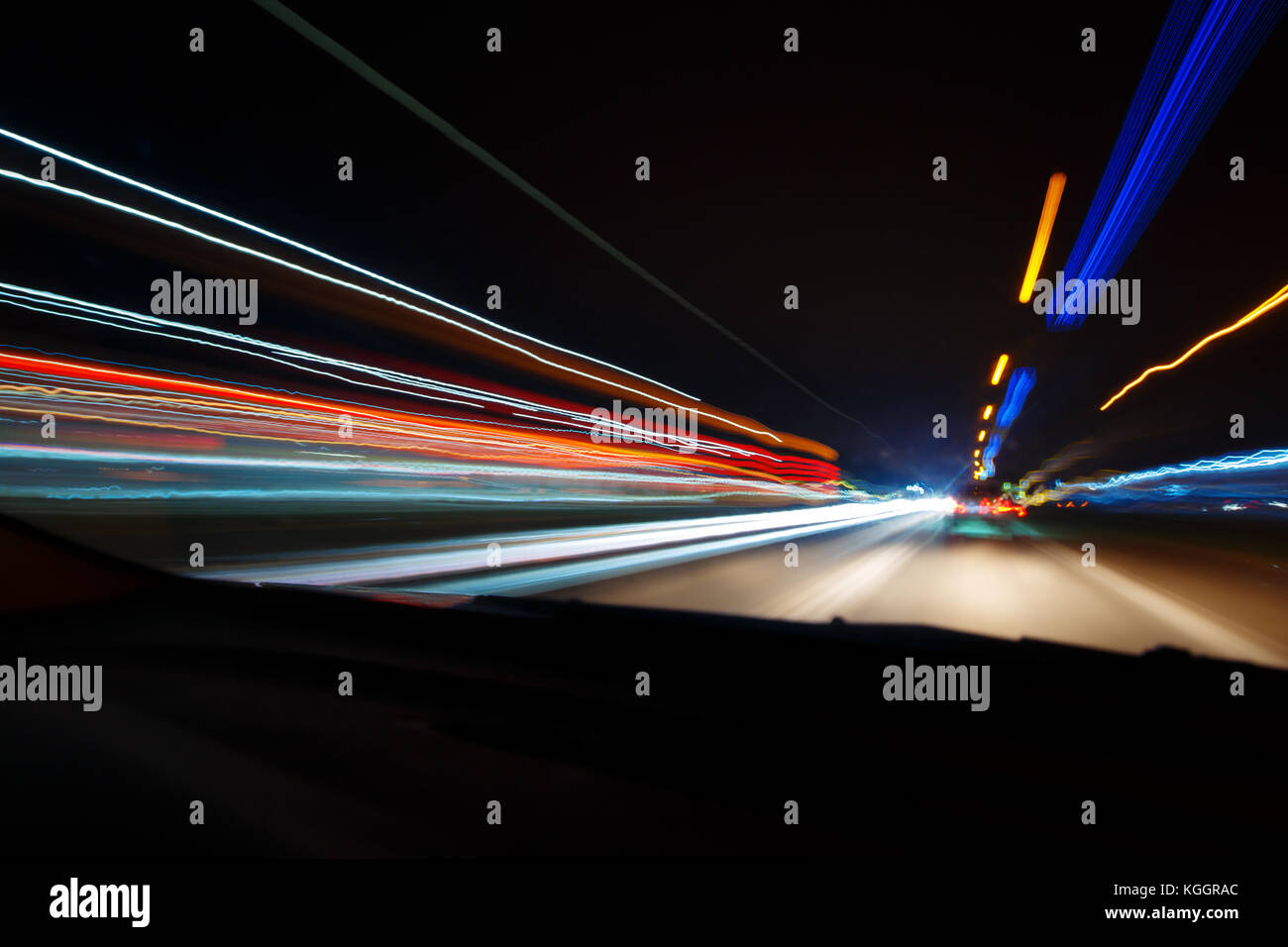 Nachtfahrten. lange Belichtung Foto. Stadt bunten Abend Leuchten Perspektive unscharf durch hohe Geschwindigkeit des Autos. Stockfoto