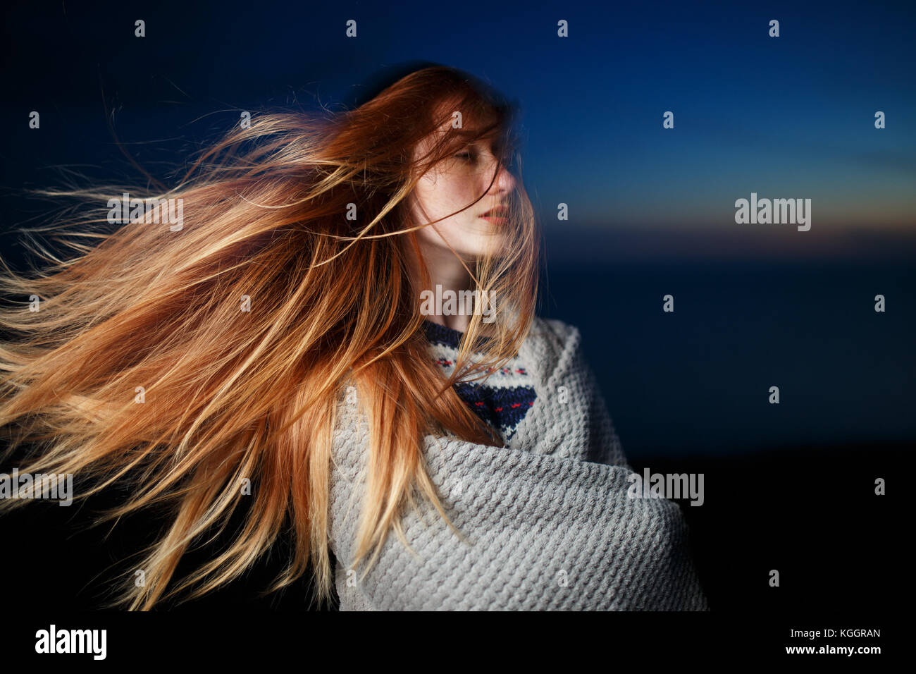 Herbst Portrait von Schönheit rothaarige Mädchen draußen in der Dämmerung. Stockfoto