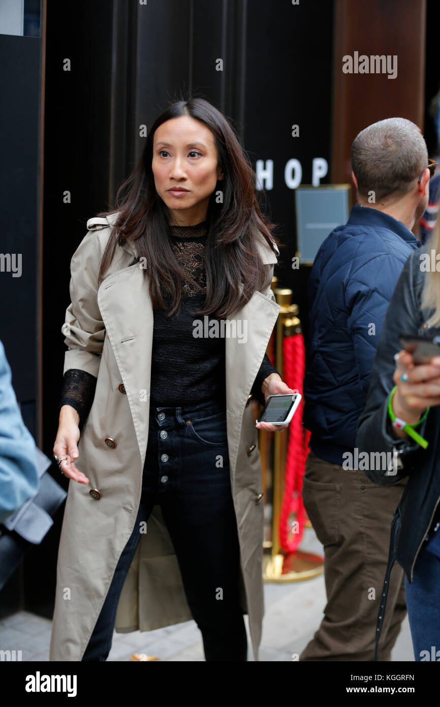 Street fashion nach Maria Katrantzou LFW SS 18 Charing Cross Road London 2017 September. Blogger, Presse, Einkäufer aus dem Topman Veranstaltungsort. Stockfoto