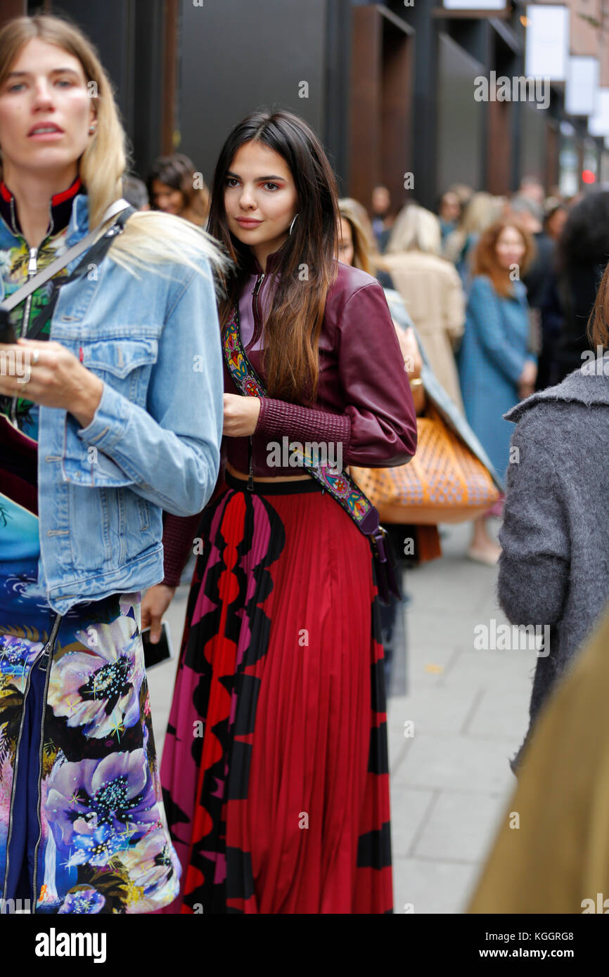 Street fashion nach Maria Katrantzou LFW SS 18 Charing Cross Road London 2017 September. Blogger, Presse, Einkäufer aus dem Topman Veranstaltungsort. Stockfoto