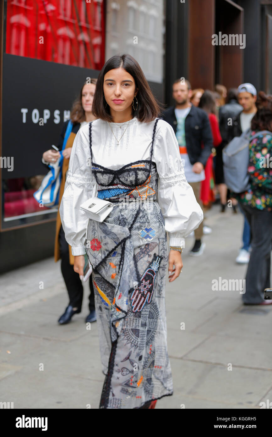 Street fashion nach Maria Katrantzou LFW SS 18 Charing Cross Road London 2017 September. Blogger, Presse, Einkäufer aus dem Topman Veranstaltungsort. Stockfoto