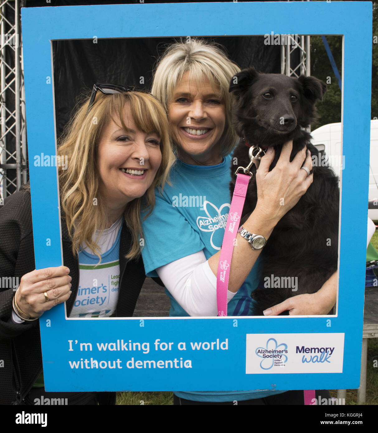 Fernsehstar Ruth Langsford und ihr Hund Maggie beginnen den Alzheimer’s Society Surrey Memory Walk im Painshill Park, Cobham. Die Strictly Come Dancing 2017, Loose Women und ITV This Morning Moderatorin, die ihren Vater Dennis an Demenz verloren hat und Botschafter der Alzheimer’s Society ist. Ruth wurde von EastEnders-Star Emma Barton und ihrem Hund Poppy begleitet. Mit: Ruth Langsford, Maggie Where: Cobham, Großbritannien Wann: 08 Okt 2017 Credit: Paul Taylor/WENN.com Stockfoto