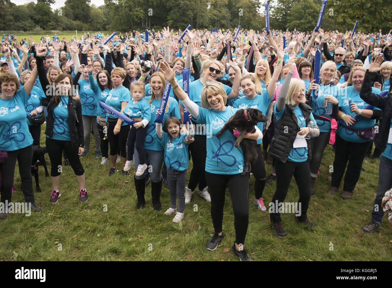 Fernsehstar Ruth Langsford und ihr Hund Maggie beginnen den Alzheimer’s Society Surrey Memory Walk im Painshill Park, Cobham. Die Strictly Come Dancing 2017, Loose Women und ITV This Morning Moderatorin, die ihren Vater Dennis an Demenz verloren hat und Botschafter der Alzheimer’s Society ist. Ruth wurde von EastEnders-Star Emma Barton und ihrem Hund Poppy begleitet. Mit: Ruth Langsford, Atmosphere, Maggie Wo: Cobham, Großbritannien Wann: 08 Okt 2017 Credit: Paul Taylor/WENN.com Stockfoto